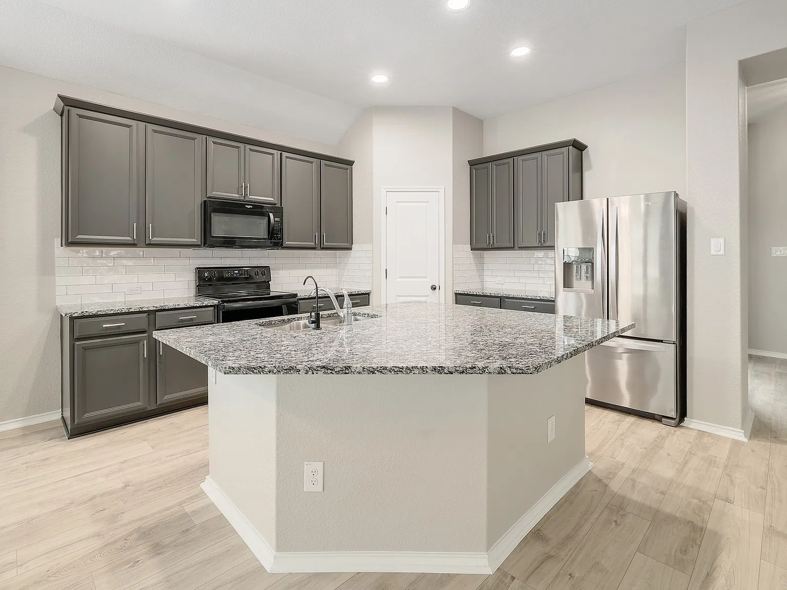 3 bed, 2010 sqft, $2,200 — Photo 4