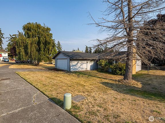4th image of 613 NW Hyak Drive