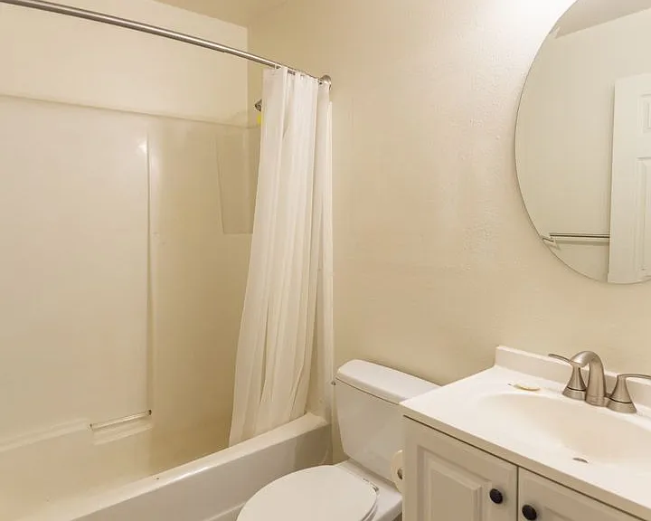 The Commodore Apartments — Photo 25