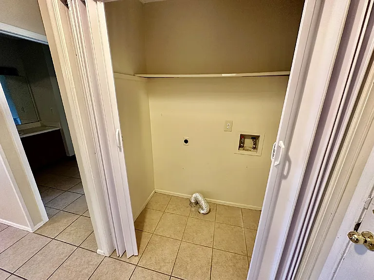 1320 W Linden St — Photo 32