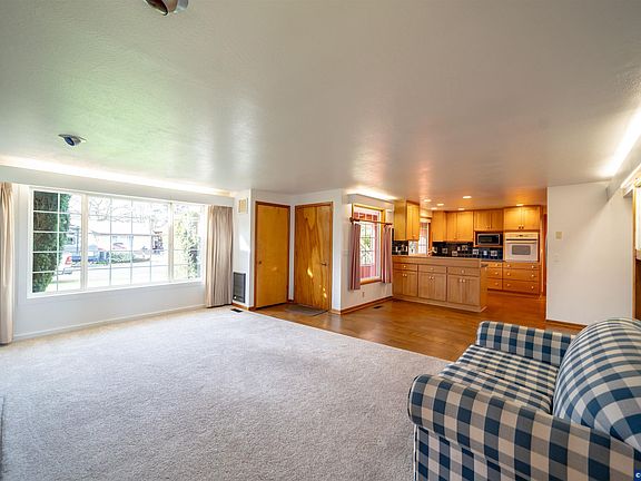 5th image of 1090 SE 3rd Ave