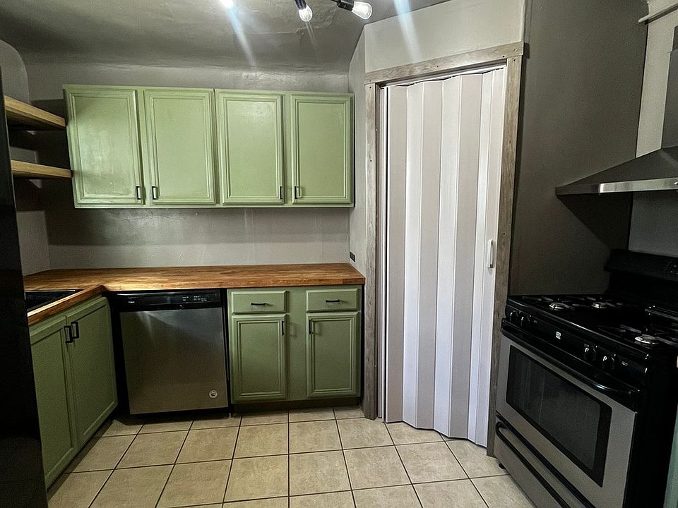 1st image of 3220 E Yandell Dr