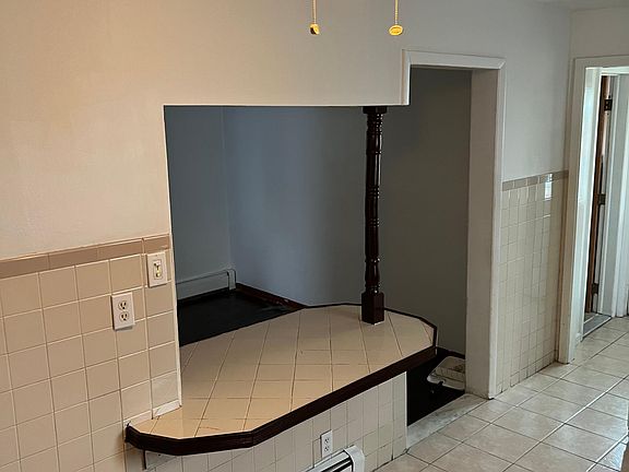 4th image of 823 Parker St Floor 1