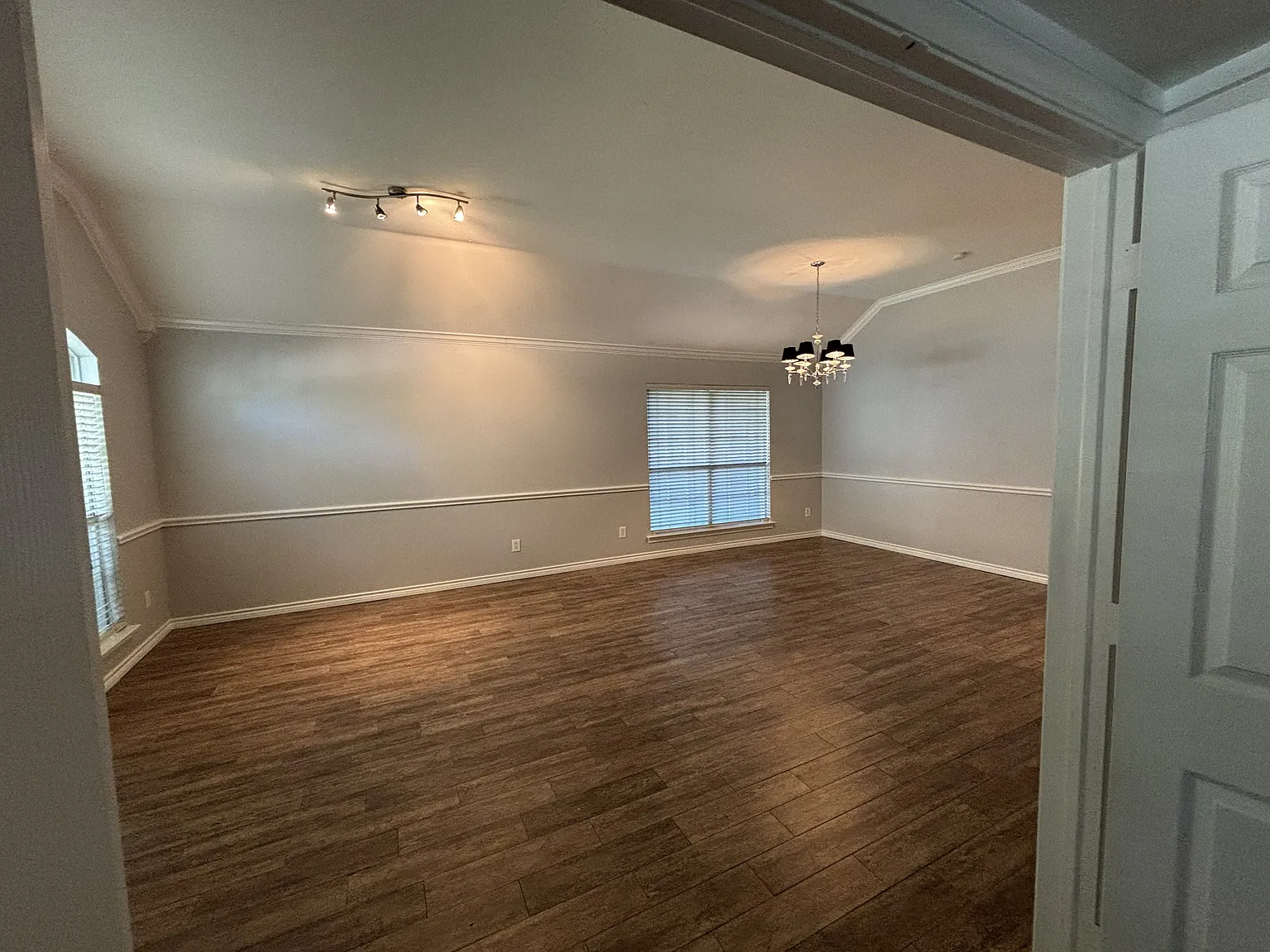 3 bed, 2401 sqft, $2,595 — Photo 3