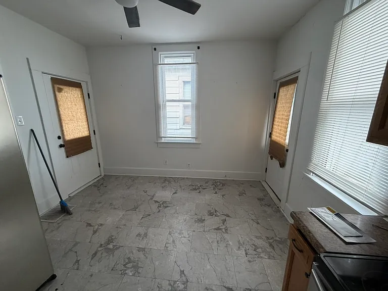 2414 W Maryland St — Photo 12