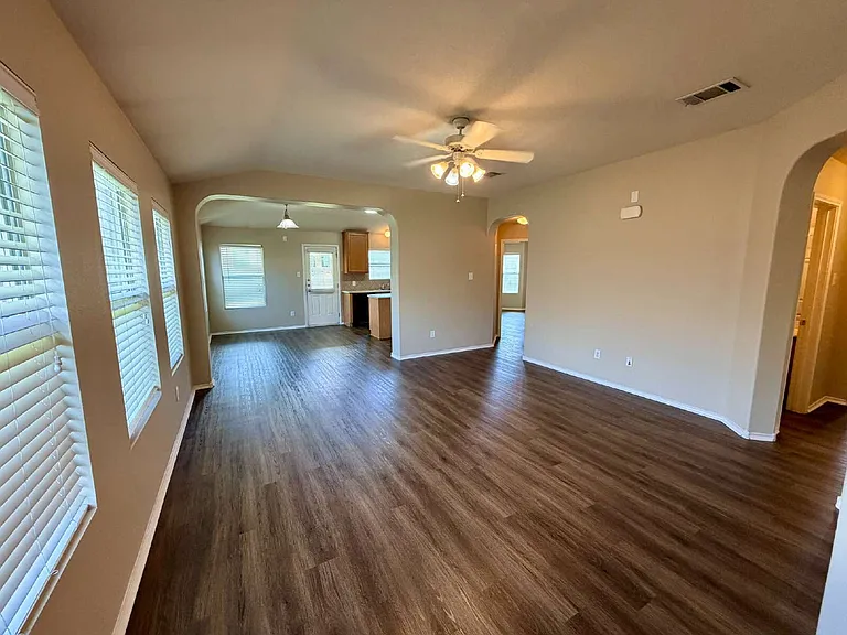 516 W South St — Photo 2