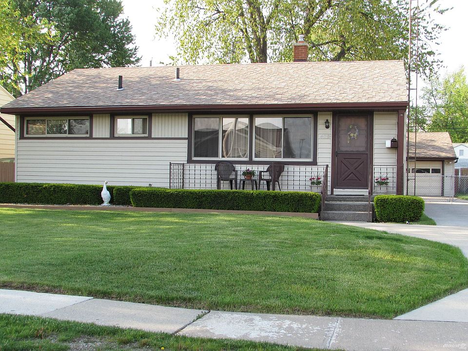 Exterior Front: Great Curb Appeal