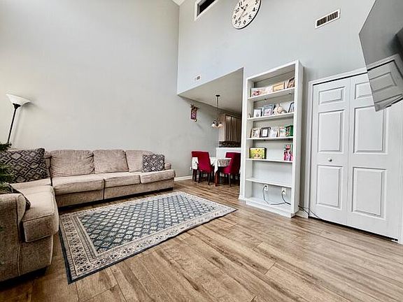 4th image of 11610 Broadway