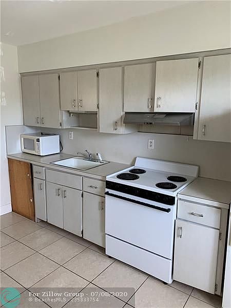 2nd image of 2511 NE 19th Ave APT 3
