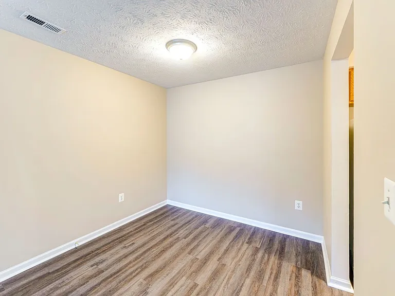 185 - COUNTRY VIEW APARTMENTS — Photo 9