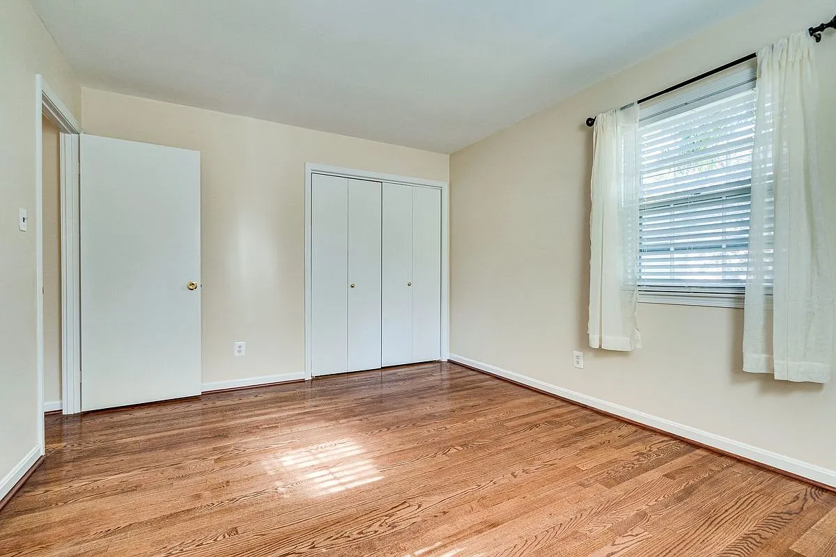 4 bed, 2.5 bath, 2400 sqft, $4,000 — Photo 2