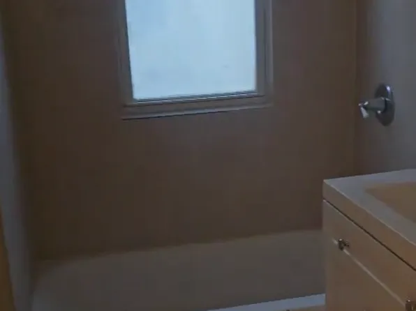 28 Sterling St, Hartford, CT 06112