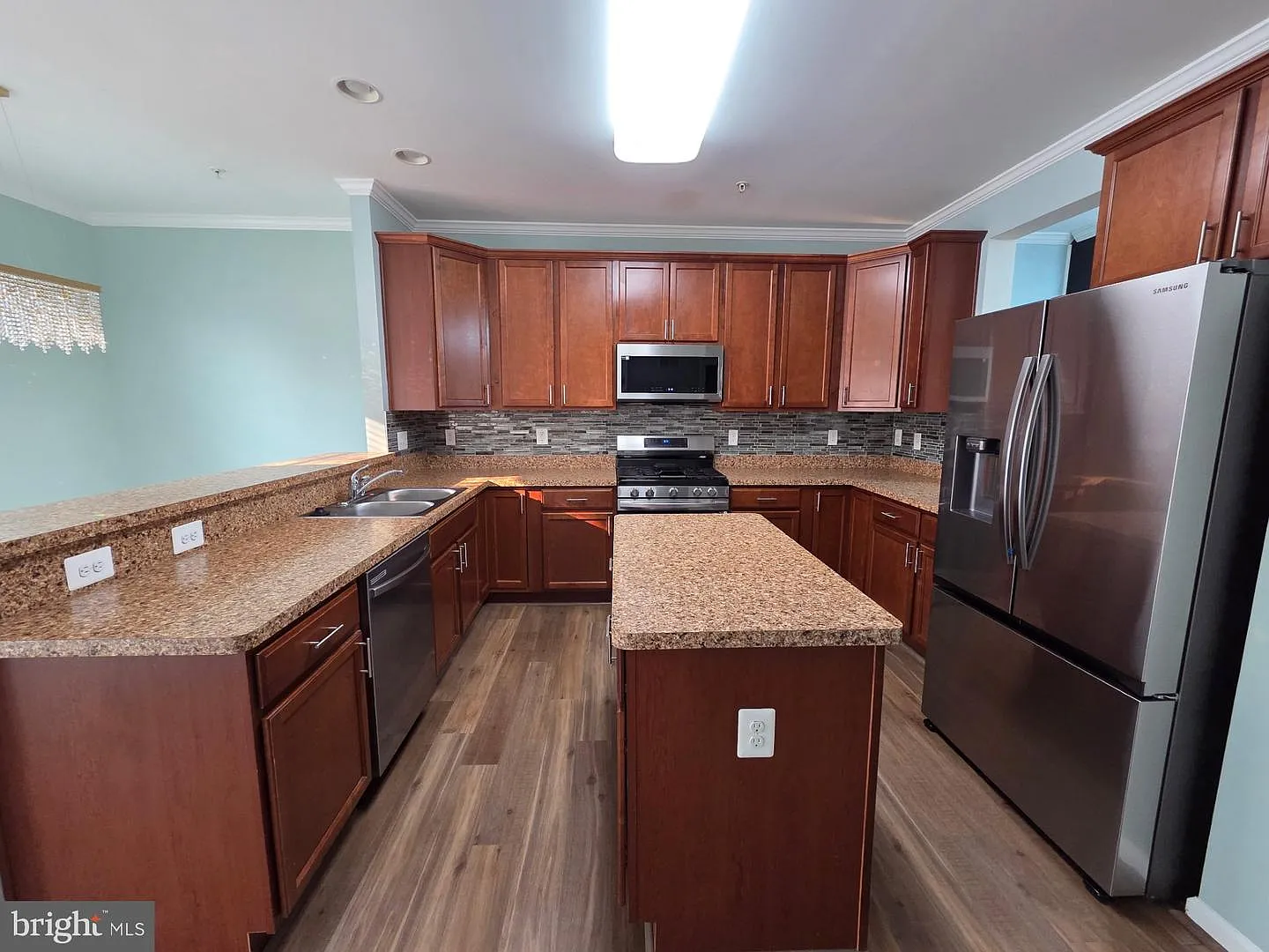 3 bed, 3.5 bath, 2320 sqft, $2,200 — Photo 4