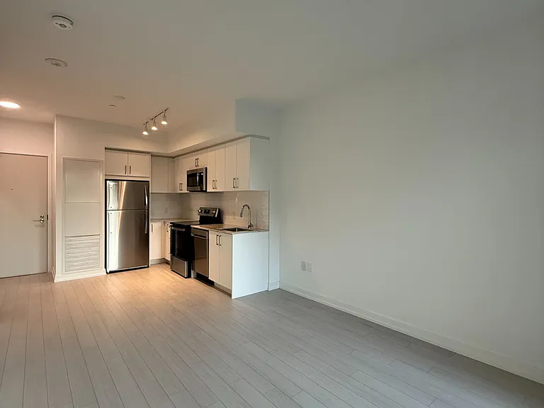 4010 Eglinton Ave W #409 — Photo 11