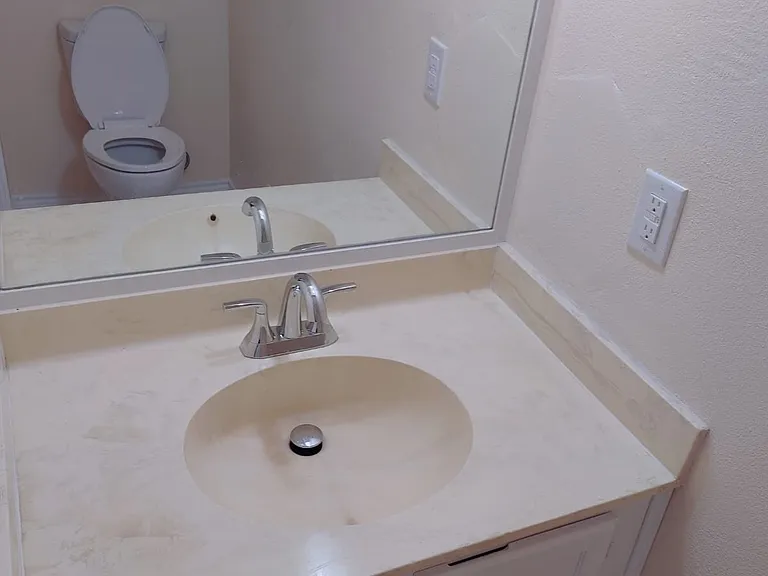 700 Sunset Dr #102 — Photo 4