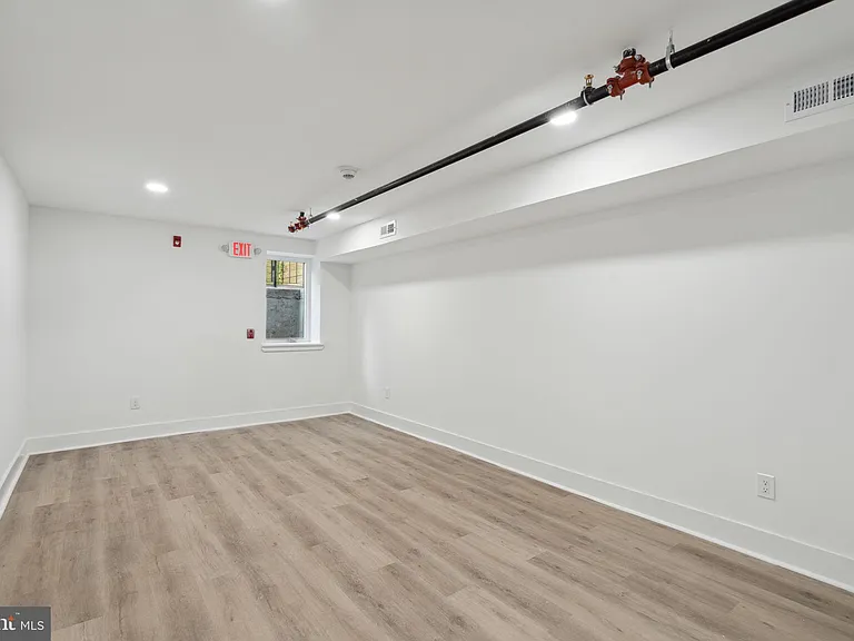 528 W Berks St #1 — Photo 8