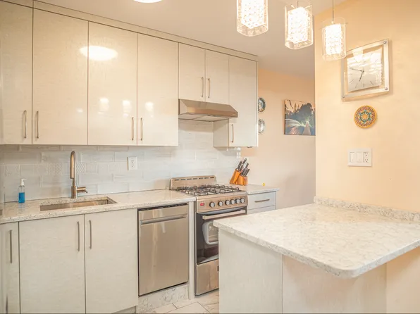 2915 West 5th Street image 2 of 17