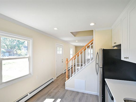 4th image of 20 Andrew Ln