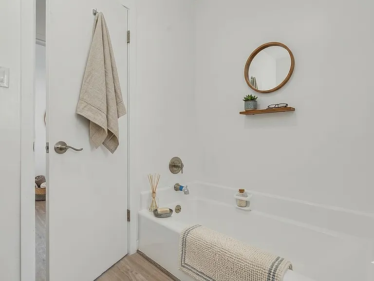 1827 N Van Ness Ave #6 — Photo 13