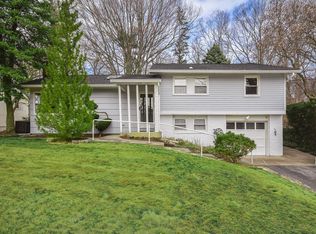25 Woodridge Ln, Sea Cliff, NY 11579