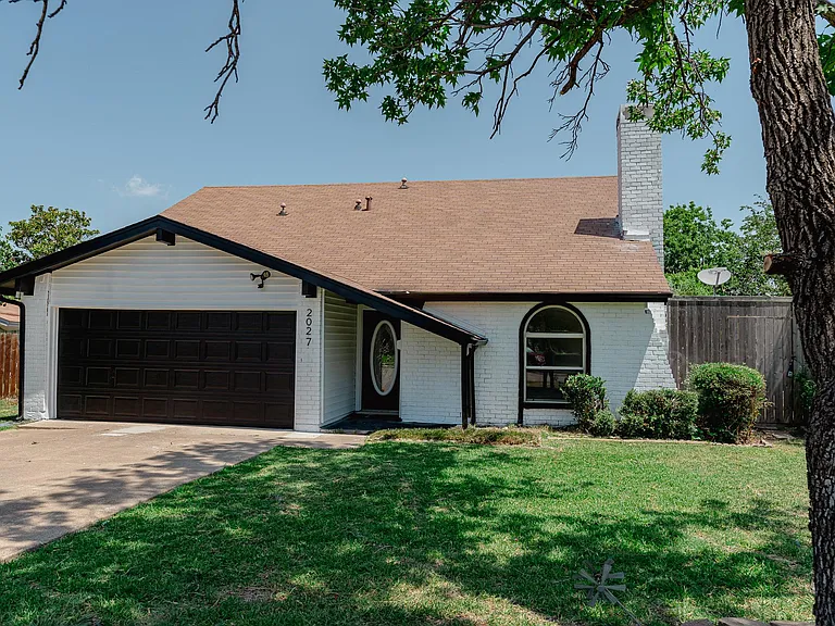 2027 Lucerne Cir — Photo 2