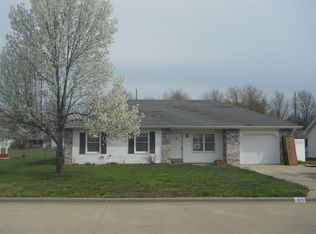 813 W Pearl St, Bolivar, MO 65613