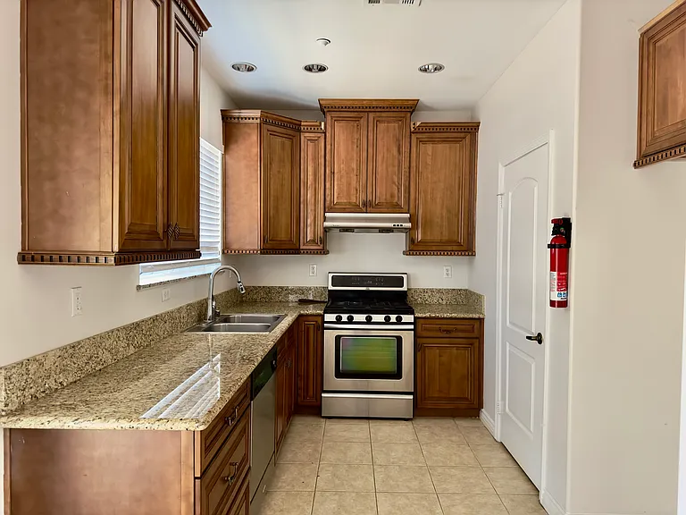 968 S Highland Ave — Photo 8