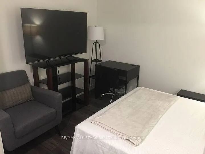 33 Helendale Ave #2302 — Photo 9
