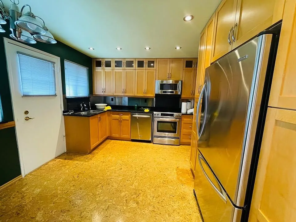 5 bed, 2368 sqft, $3,700 — Photo 3