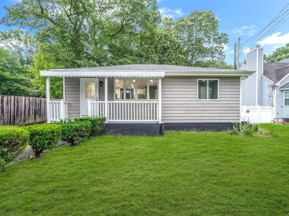 124 Maple Lane, Medford, NY 11763