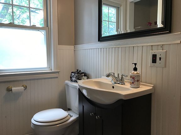 5th image of 815 Trumbull St