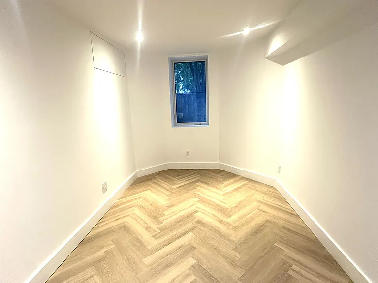 328 Rusholme Rd #LOWER — Photo 4
