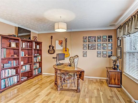 5th image of 350 Hillcrest Dr