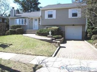 106 Belmont Cir, Syosset, NY 11791