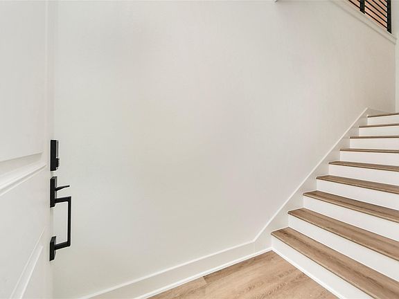 4th image of 934 South Lane Unit A-B