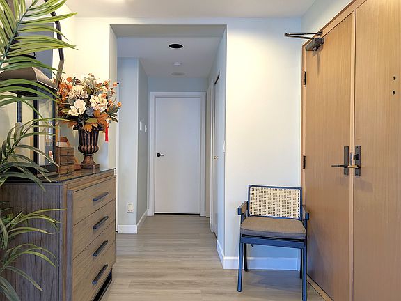 5th image of 5850 Balsam St #801