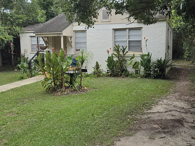 106 Cavalier Dr — Photo 1