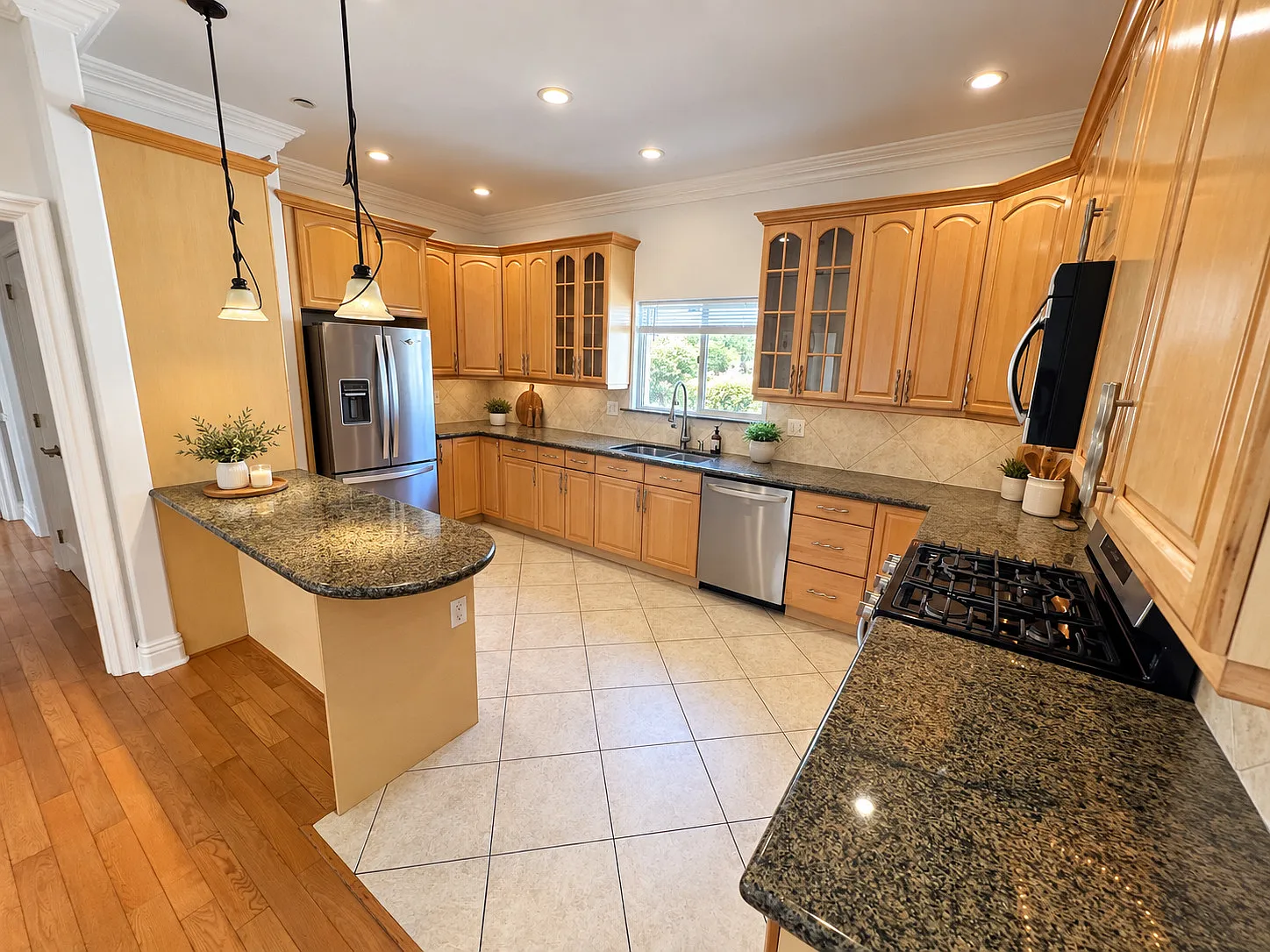 3 bed, 1400 sqft, $3,750 — Photo 4