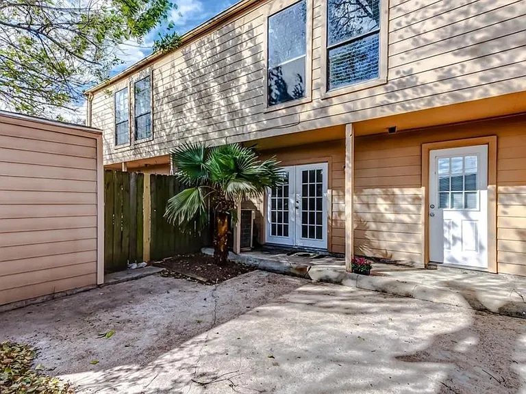 1917M Miramar Ct — Photo 13