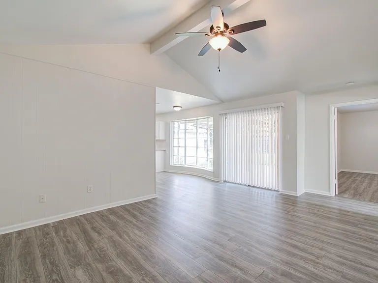 15611 La Casa Ln — Photo 8