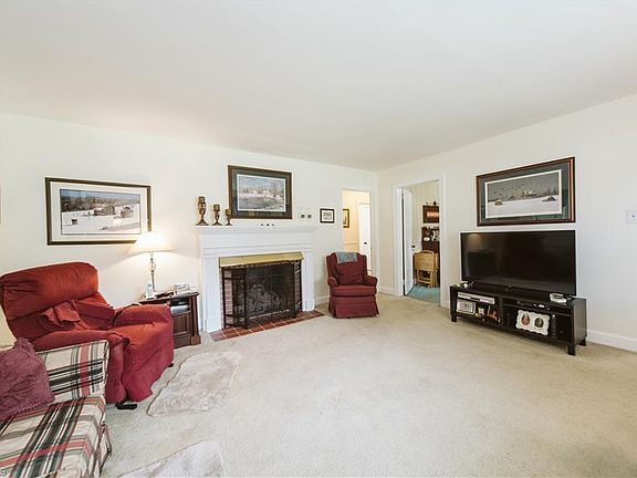 2nd image of 204 Karen Cir