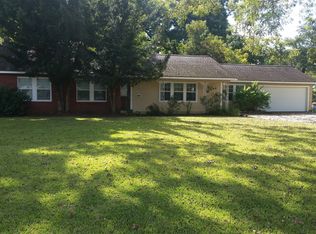 211 Oak Dr, Lake Jackson, TX 77566