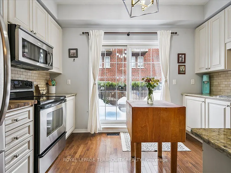 101 The Queensway #Townhouse 2 — Photo 16
