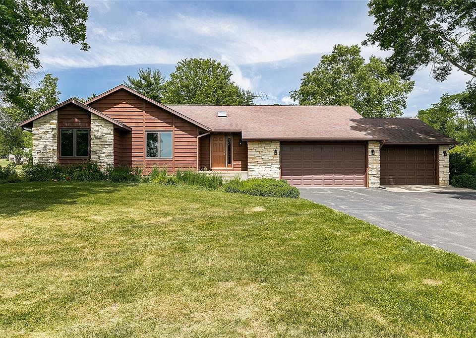 1st image of 3158 Hickory Dr NE