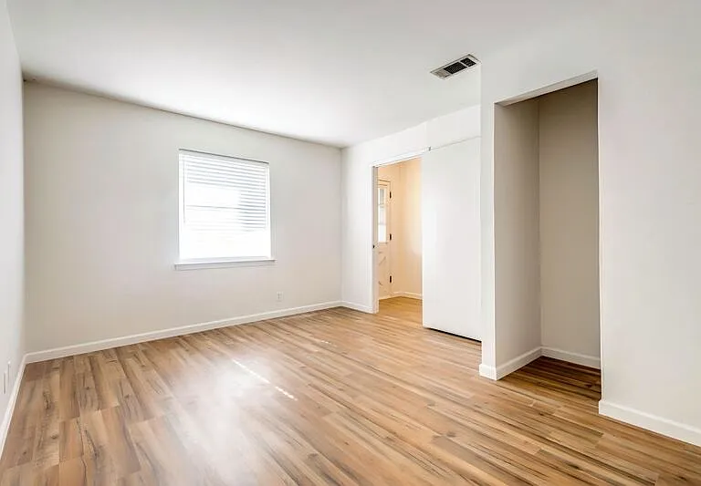 524 N Woods St — Photo 2