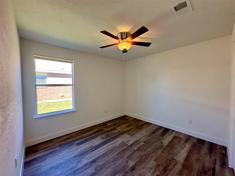 757 Eagle Dr — Photo 9