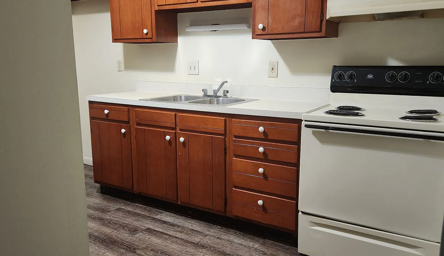 892 Mohawk Trail Apartments — Photo 2