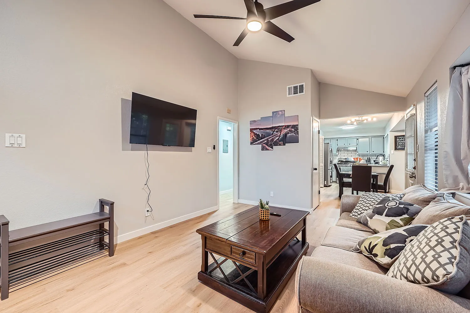 2 bed, 1112 sqft, $2,700 — Photo 3