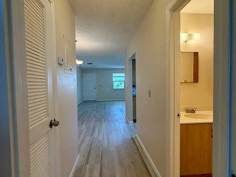 603 SW 35th St #9 — Photo 6