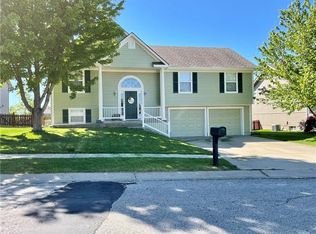1302 NW Sycamore Dr, Grain Valley, MO 64029